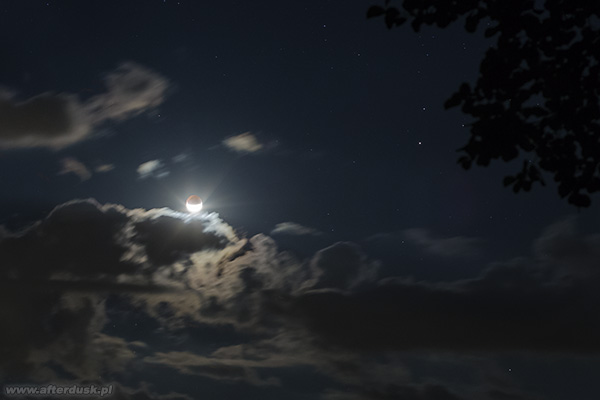 Zaćmiony Księżyc i Saturn 16. lipca 2019 roku