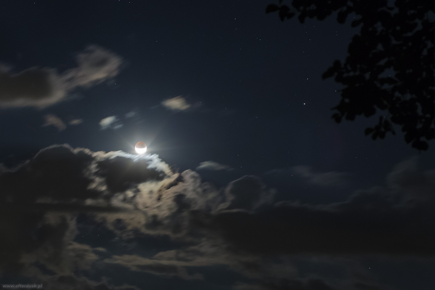 Zaćmiony Księżyc i Saturn 16. lipca 2019 roku