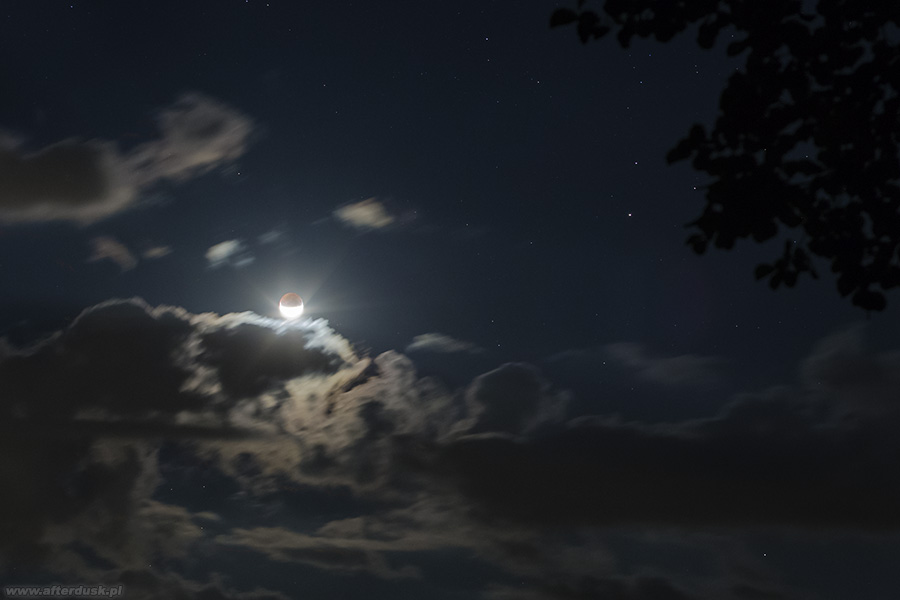 Zaćmiony Księżyc i Saturn 16. lipca 2019 roku