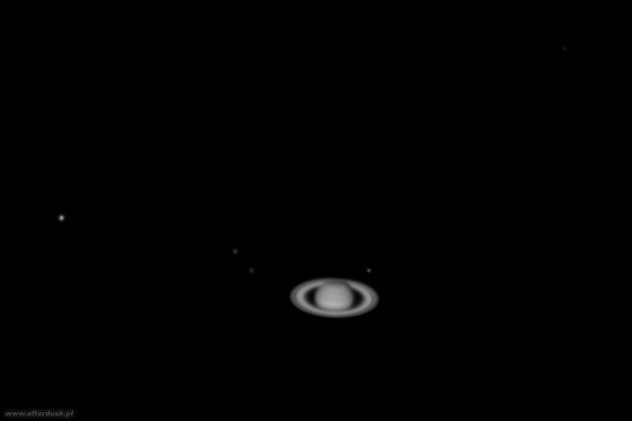 Saturn z księżycami z 22. kwietnia 2016